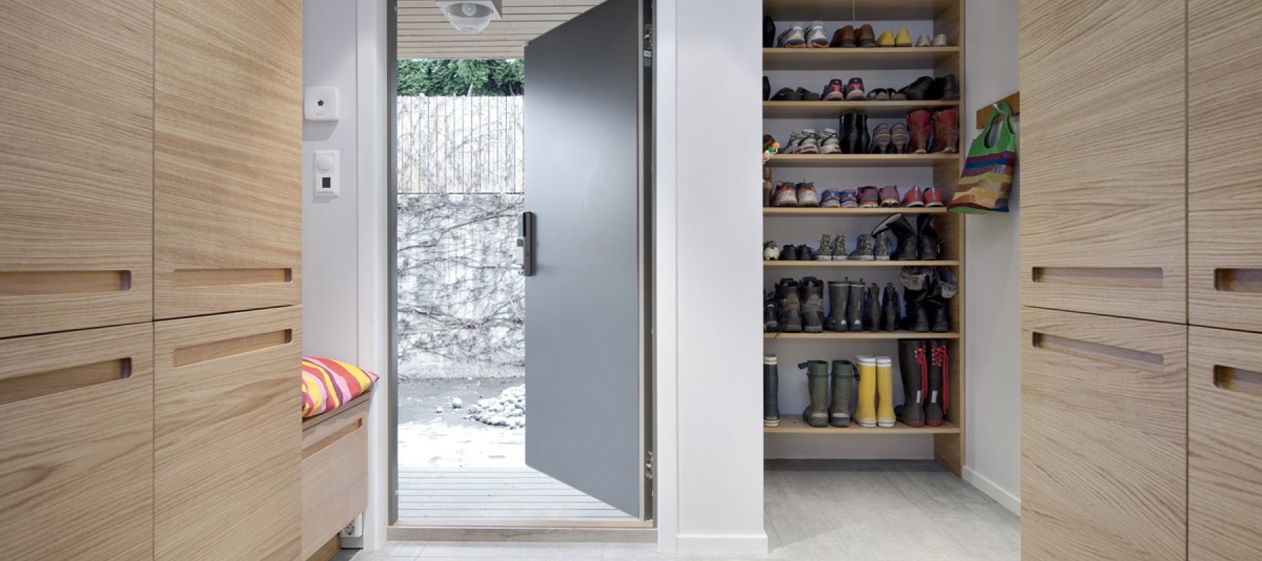 garderobeinnredning slagdør